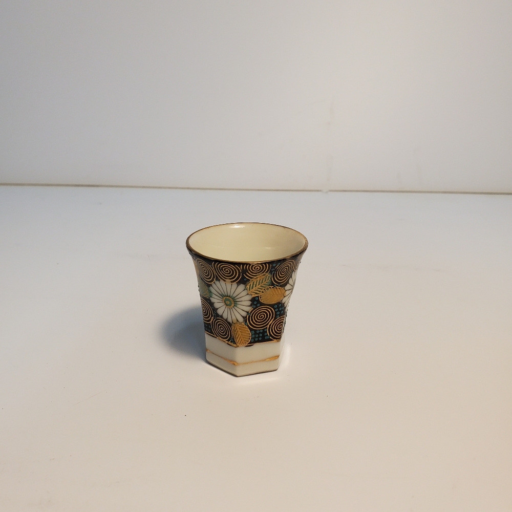Pre-owned Vintage Japanese Saki shot glass.